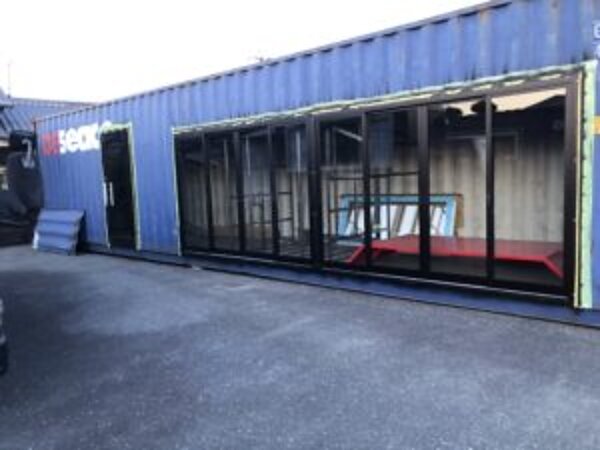 コンテナ改装　途中経過の画像